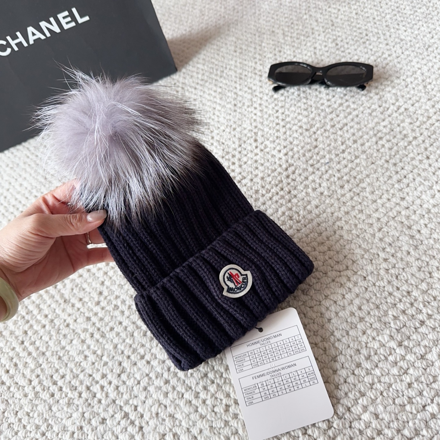 Moncler蒙口25秋冬女士羊毛编织保暖针织帽羊绒软糯般质感，正品级享受！超大狐狸毛球1:1定制，原标