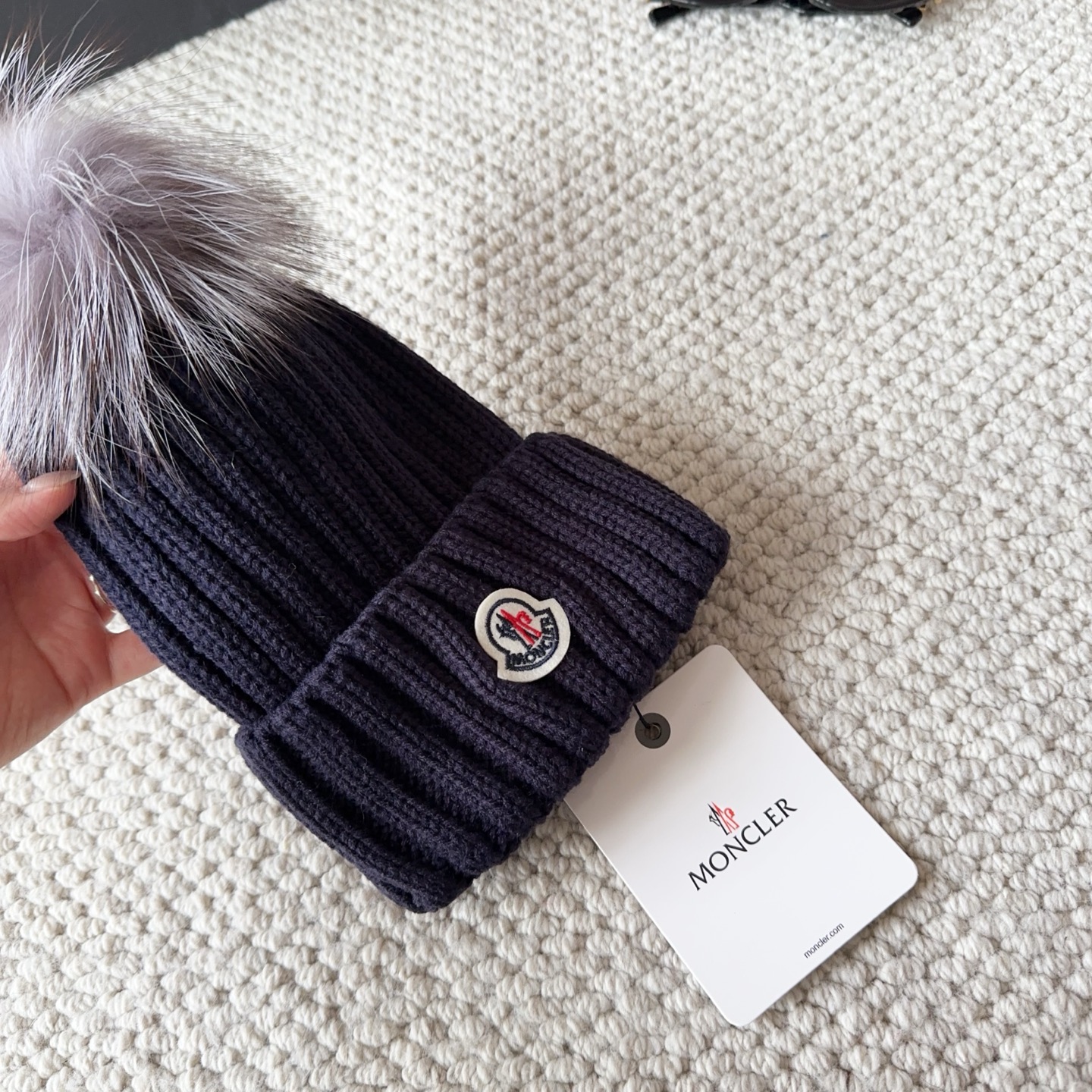 Moncler蒙口25秋冬女士羊毛编织保暖针织帽羊绒软糯般质感，正品级享受！超大狐狸毛球1:1定制，原标