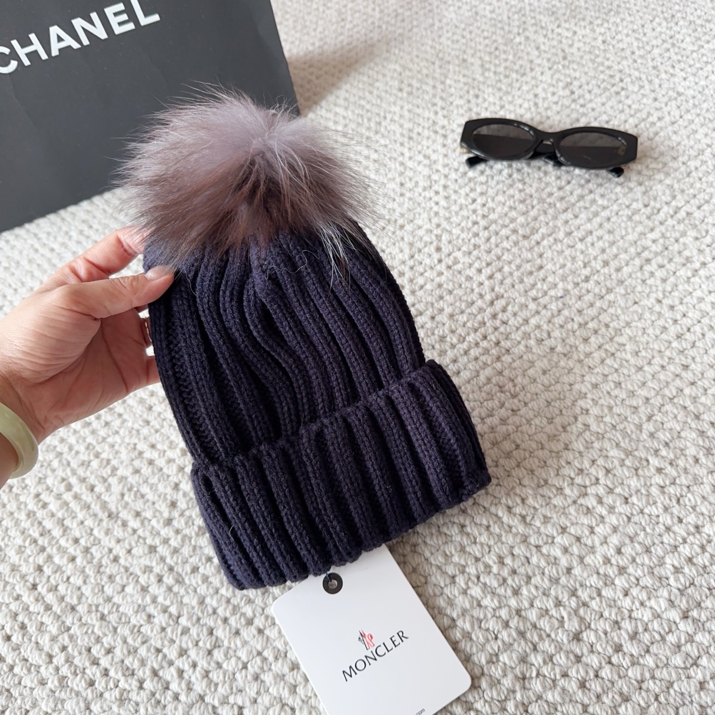 Moncler蒙口25秋冬女士羊毛编织保暖针织帽羊绒软糯般质感，正品级享受！超大狐狸毛球1:1定制，原标