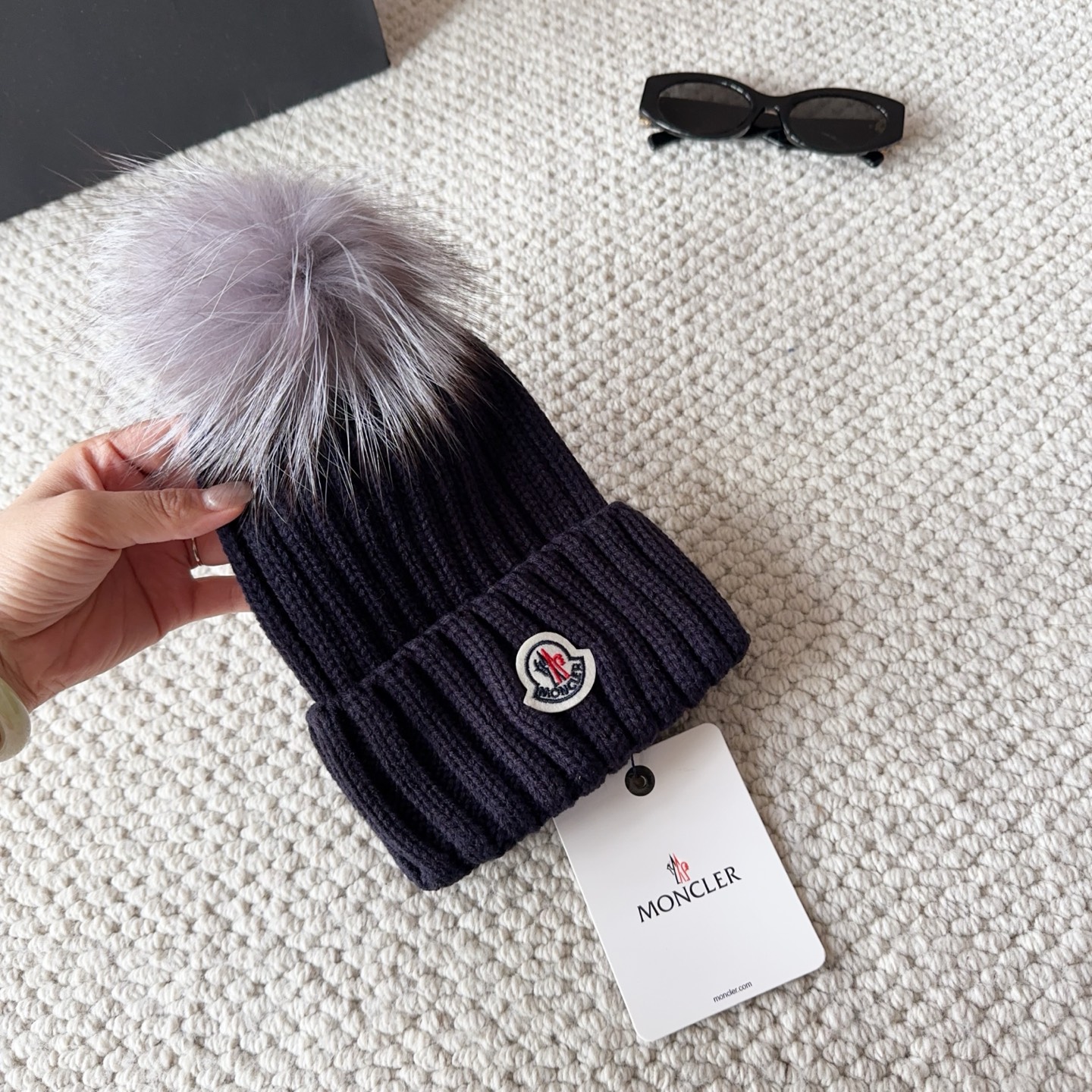 Moncler蒙口25秋冬女士羊毛编织保暖针织帽羊绒软糯般质感，正品级享受！超大狐狸毛球1:1定制，原标