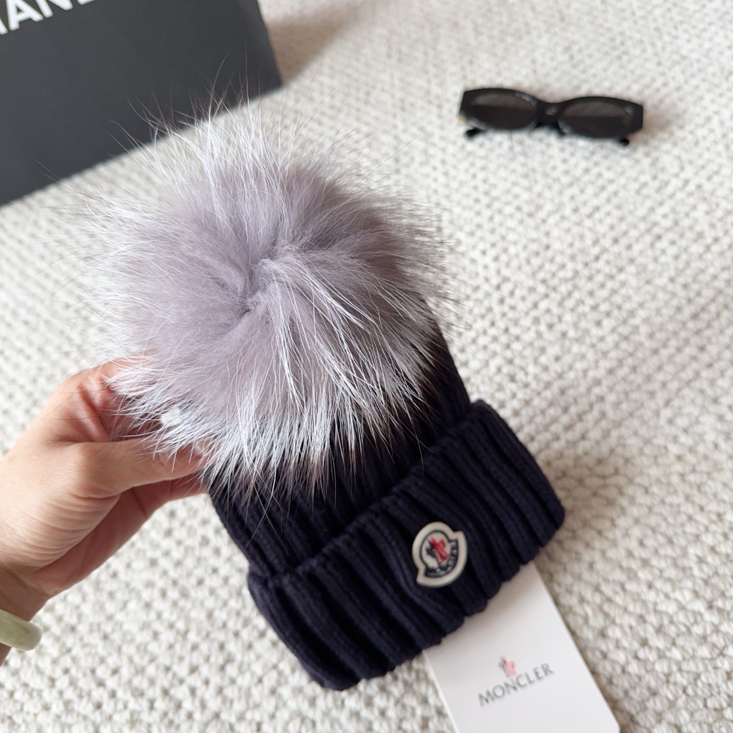 Moncler蒙口25秋冬女士羊毛编织保暖针织帽羊绒软糯般质感，正品级享受！超大狐狸毛球1:1定制，原标