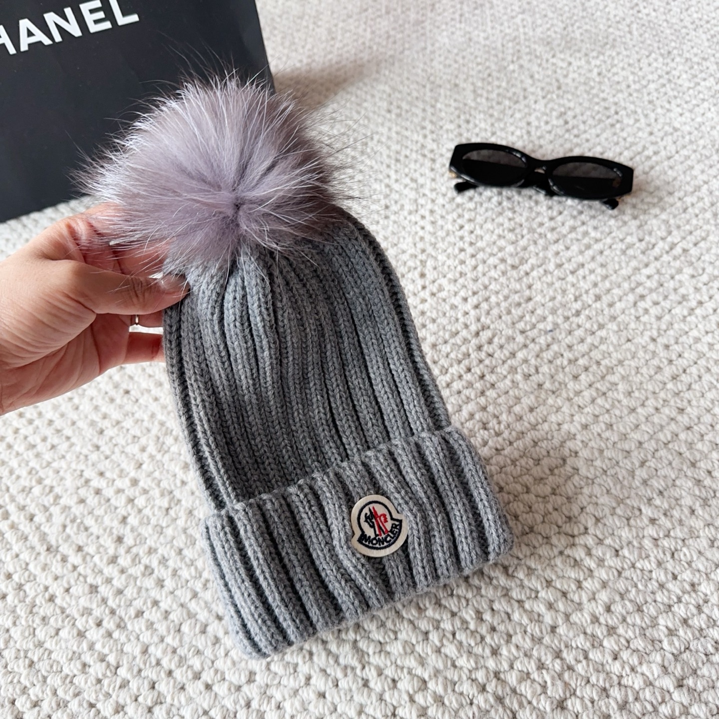 Moncler蒙口25秋冬女士羊毛编织保暖针织帽羊绒软糯般质感，正品级享受！超大狐狸毛球1:1定制，原标