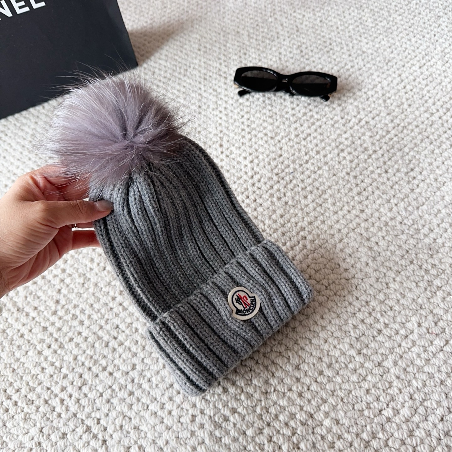 Moncler蒙口25秋冬女士羊毛编织保暖针织帽羊绒软糯般质感，正品级享受！超大狐狸毛球1:1定制，原标