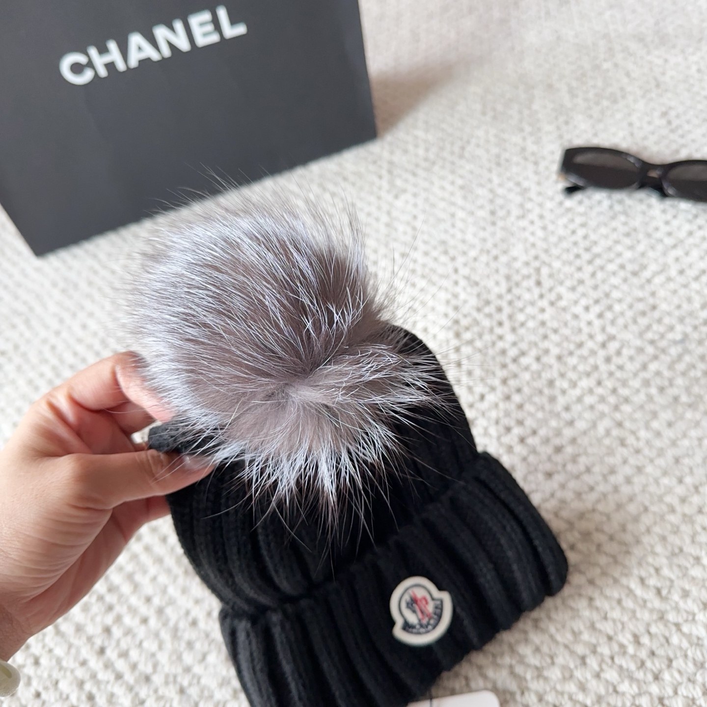 Moncler蒙口25秋冬女士羊毛编织保暖针织帽羊绒软糯般质感，正品级享受！超大狐狸毛球1:1定制，原标