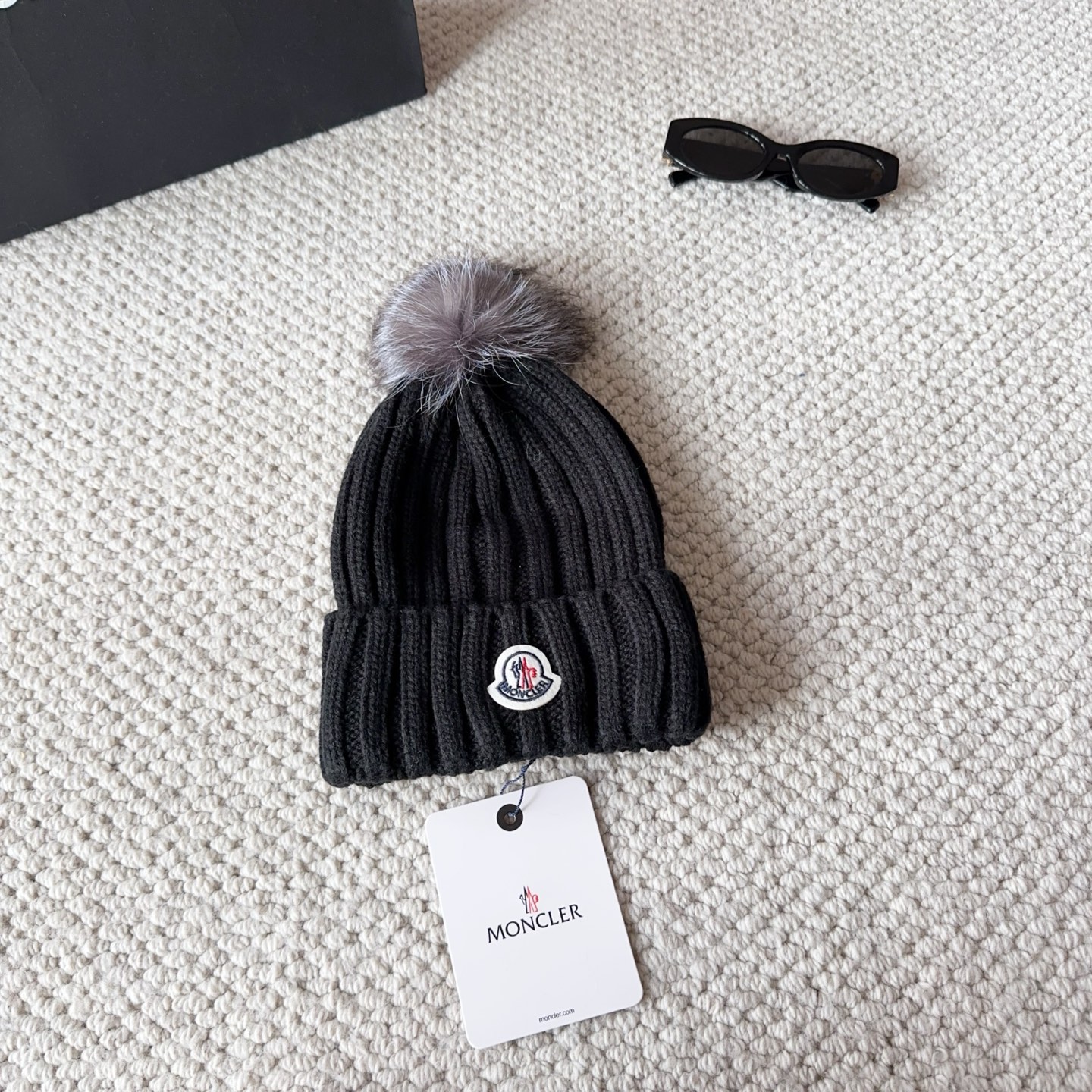 NO:617660,Moncler Mouth 25 Autumn and Winter Women's Wool Woven Warm Knitted Hat Cashmere Soft and Waxy Texture, Authentic Grade Enjoyment!  Extra large fox fur ball 1:1 customized, original standard!  High quality in stock!  Hats bucket hat, baseball cap, knitted hat, hat, Moncler, espadrilles, hats19860909Moncler蒙口25秋冬女士羊毛编织保暖针织帽 羊绒软糯般质感,正品级享受！ 超大狐狸毛球1:1定制,原标！高品质现货！帽子渔夫帽棒球帽针织帽,帽子,Moncler,espadrilles,hats,hat