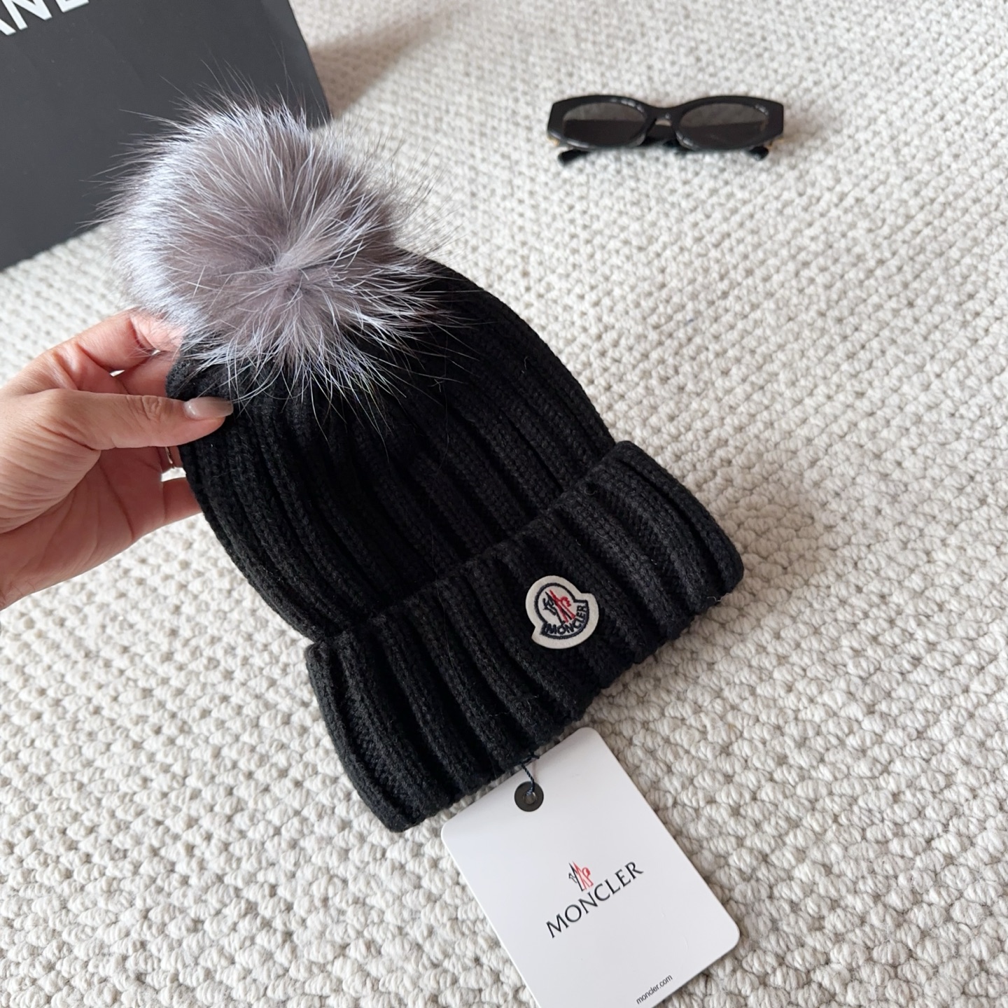 Moncler蒙口25秋冬女士羊毛编织保暖针织帽羊绒软糯般质感，正品级享受！超大狐狸毛球1:1定制，原标