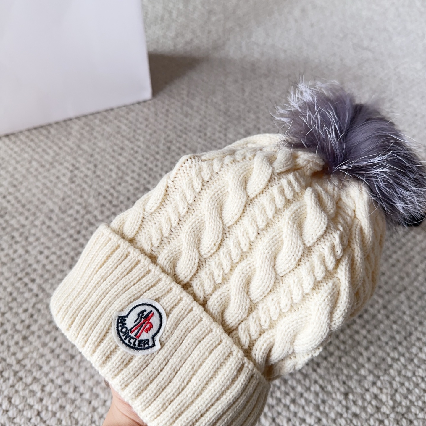 Moncler蒙口25秋冬女士羊毛编织保暖针织帽羊绒软糯般质感，正品级享受！超大狐狸毛球1:1定制，原标