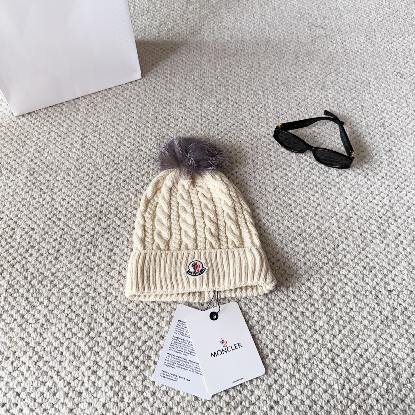 Moncler蒙口25秋冬女士羊毛编织保暖针织帽羊绒软糯般质感，正品级享受！超大狐狸毛球1:1定制，原标