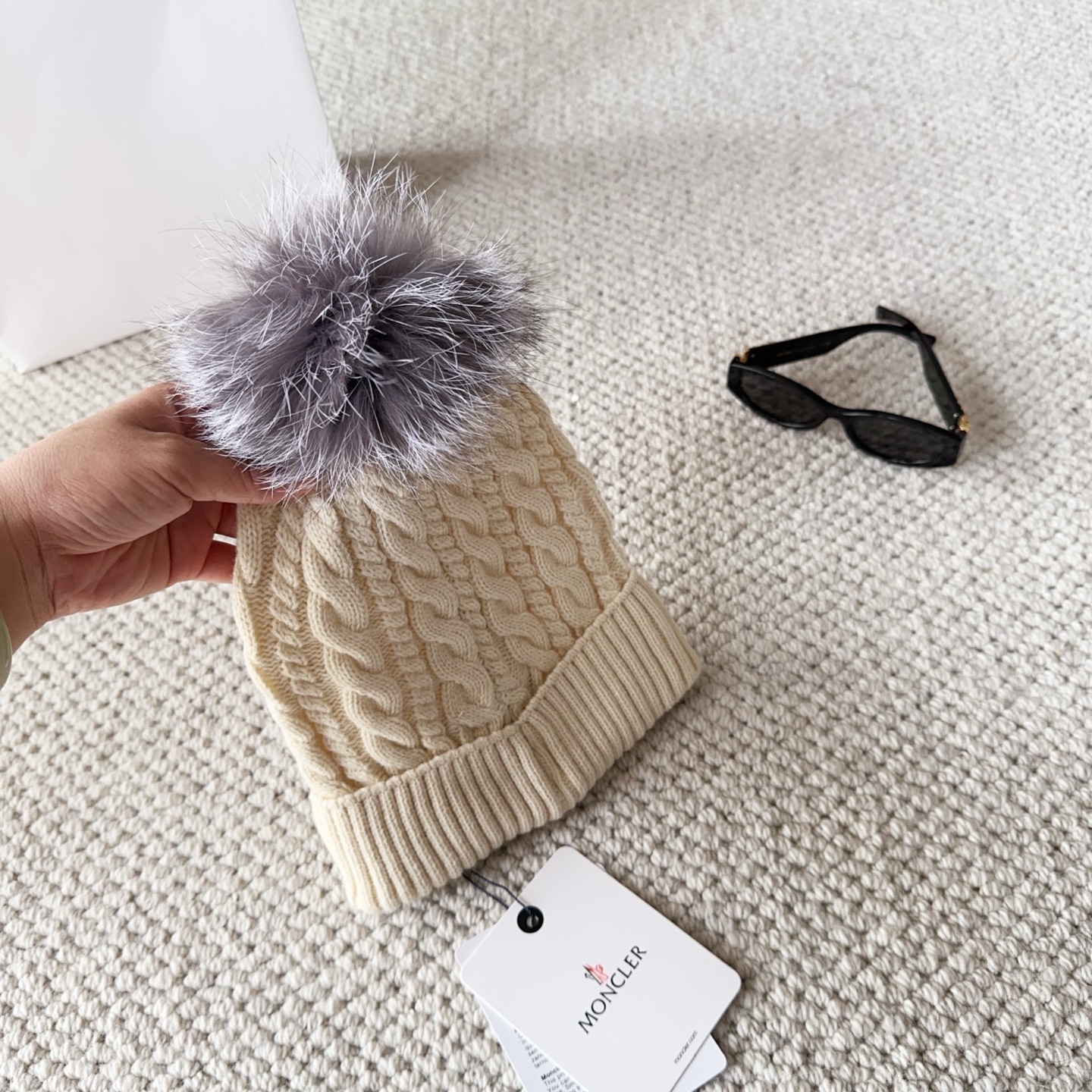 Moncler蒙口25秋冬女士羊毛编织保暖针织帽羊绒软糯般质感，正品级享受！超大狐狸毛球1:1定制，原标