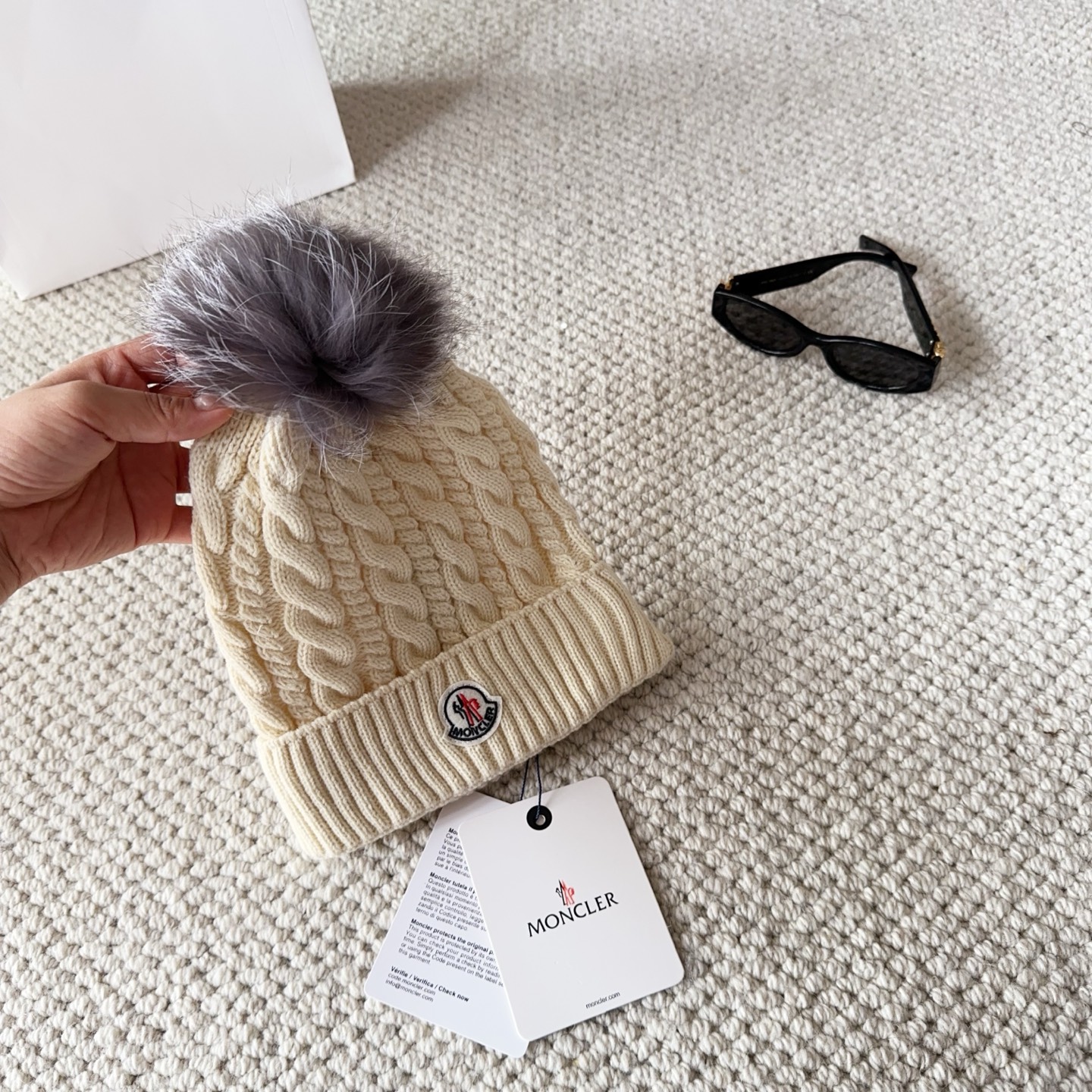 Moncler蒙口25秋冬女士羊毛编织保暖针织帽羊绒软糯般质感，正品级享受！超大狐狸毛球1:1定制，原标