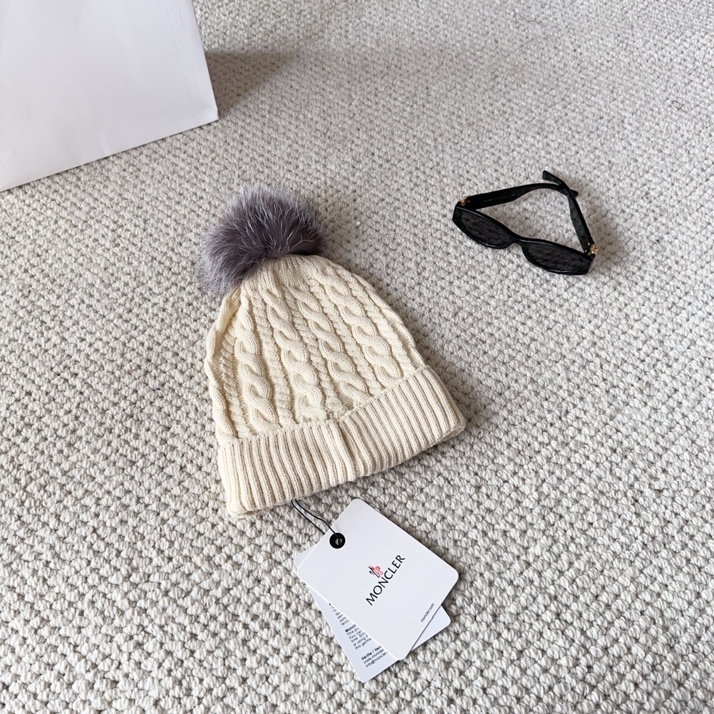 Moncler蒙口25秋冬女士羊毛编织保暖针织帽羊绒软糯般质感，正品级享受！超大狐狸毛球1:1定制，原标