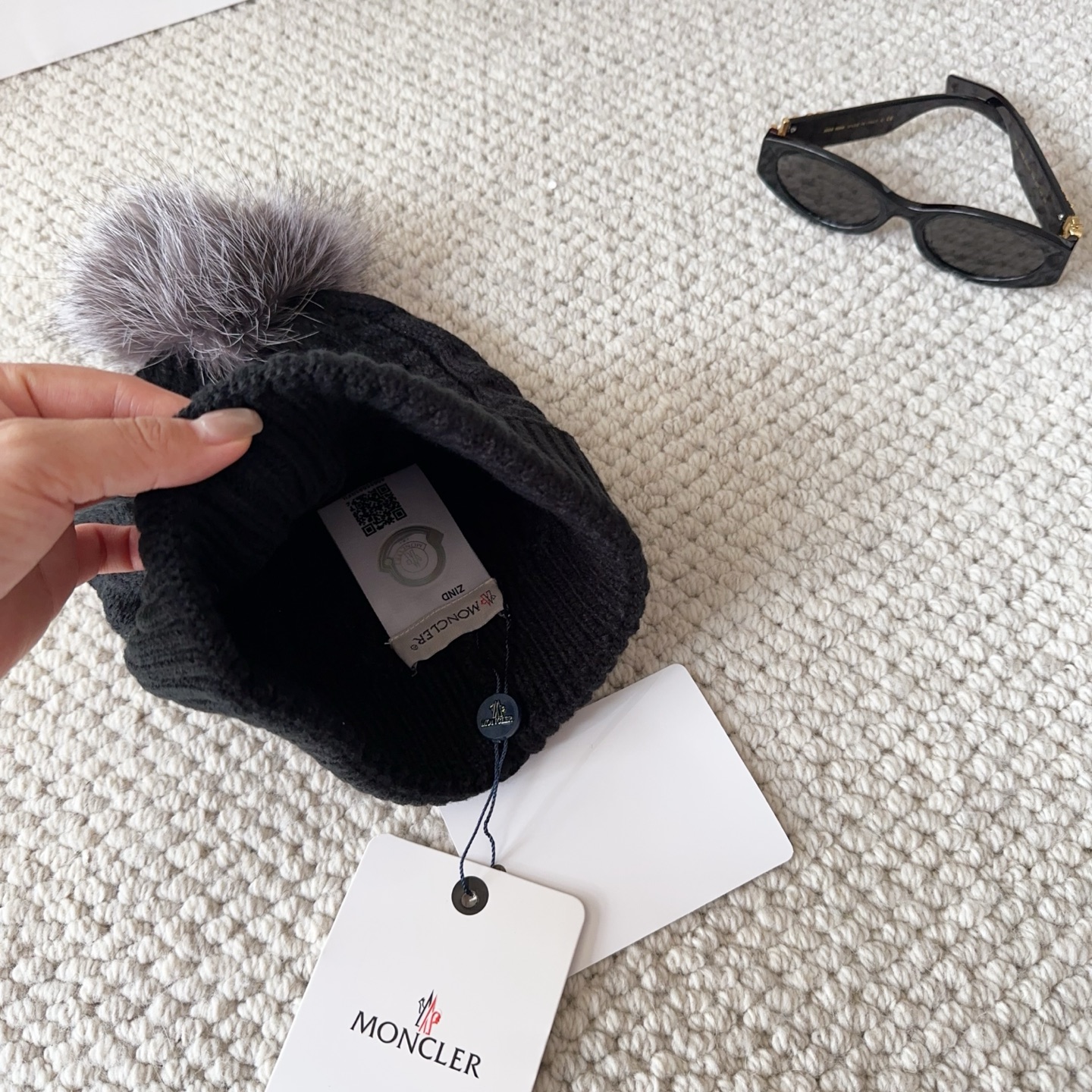 Moncler蒙口25秋冬女士羊毛编织保暖针织帽羊绒软糯般质感，正品级享受！超大狐狸毛球1:1定制，原标