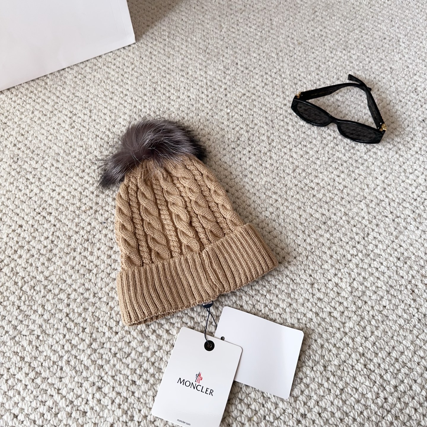 Moncler蒙口25秋冬女士羊毛编织保暖针织帽羊绒软糯般质感，正品级享受！超大狐狸毛球1:1定制，原标