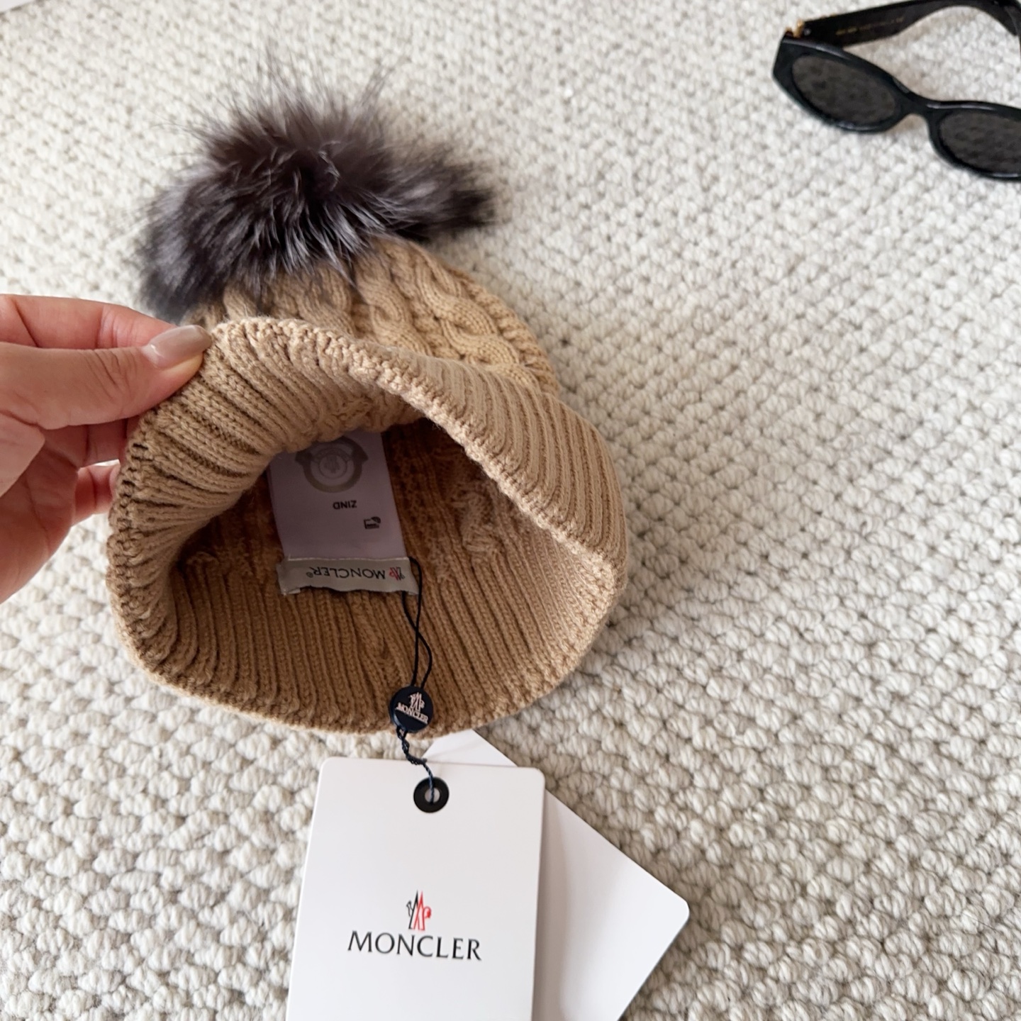 Moncler蒙口25秋冬女士羊毛编织保暖针织帽羊绒软糯般质感，正品级享受！超大狐狸毛球1:1定制，原标