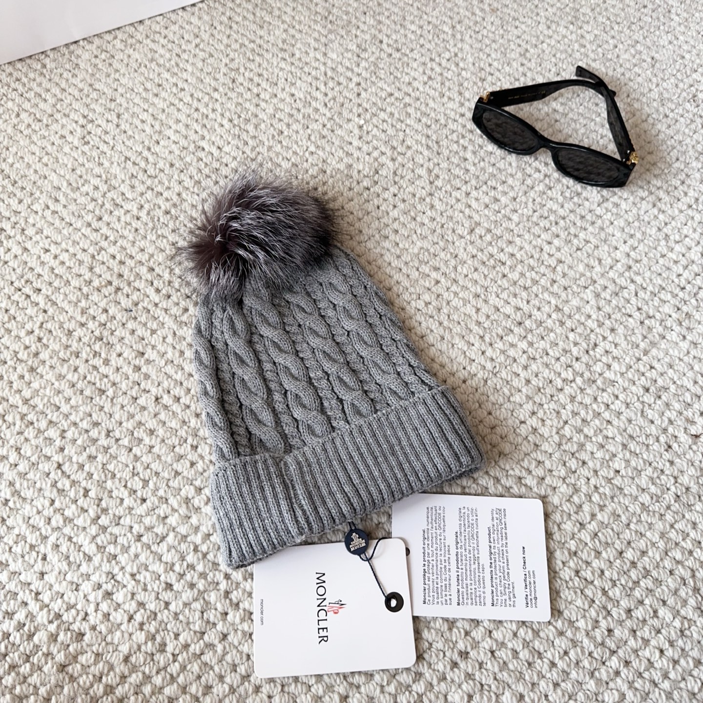 Moncler蒙口25秋冬女士羊毛编织保暖针织帽羊绒软糯般质感，正品级享受！超大狐狸毛球1:1定制，原标