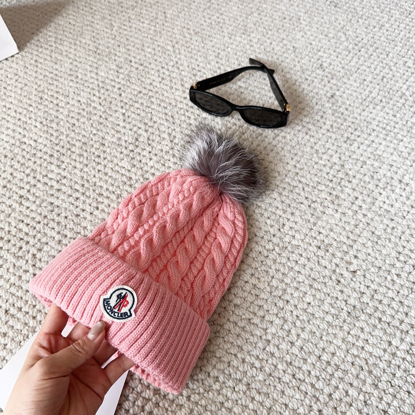 Moncler蒙口25秋冬女士羊毛编织保暖针织帽羊绒软糯般质感，正品级享受！超大狐狸毛球1:1定制，原标