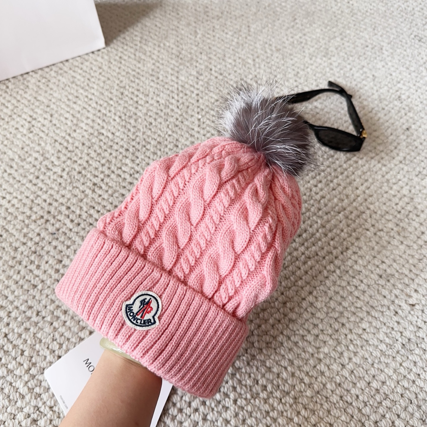 Moncler蒙口25秋冬女士羊毛编织保暖针织帽羊绒软糯般质感，正品级享受！超大狐狸毛球1:1定制，原标