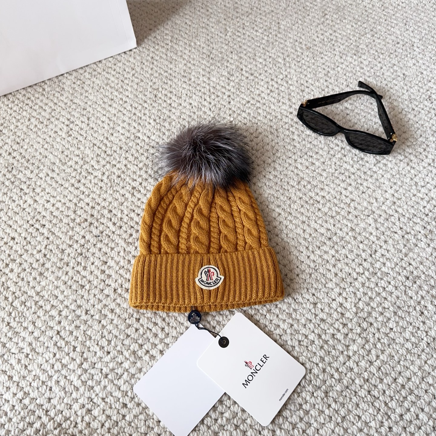 Moncler蒙口25秋冬女士羊毛编织保暖针织帽羊绒软糯般质感，正品级享受！超大狐狸毛球1:1定制，原标