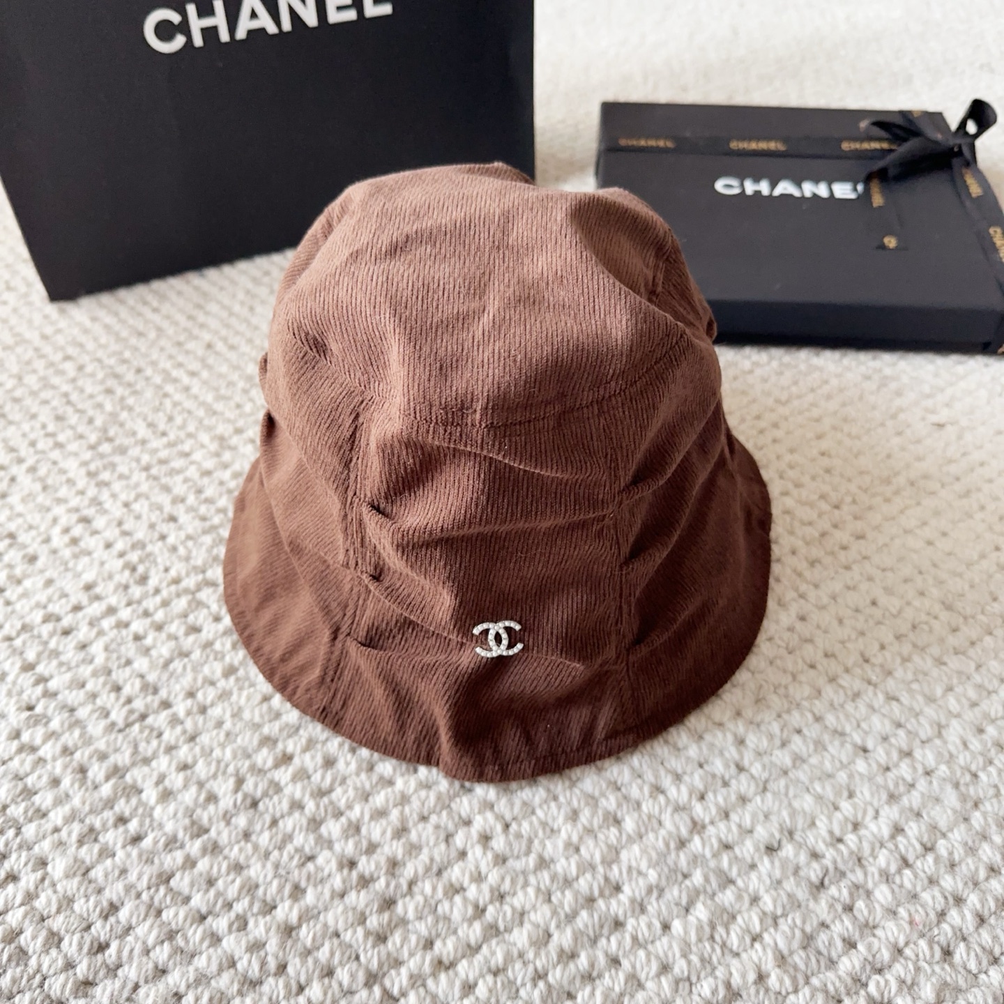 NO:366065,Chane's non-faced artifact bucket hat, a huge and versatile hat~ solid color jacquard design, good texture, both colors are very easy to match clothes!  Healthy girls start to protect themselves from scratch~ Trendy people are essential for styling, beautiful and fashionable hat, fisherman hat, baseball hat, knit hat, hat, chanel, espadrilles, hatsChane 素颜神器水桶帽 巨百搭的帽子~纯色提花的设计 质感很好 两个颜色都非常好搭衣服！ 养生女孩从头护起~ 潮人拗造型必备 好看又时尚帽子渔夫帽棒球帽针织帽,帽子,chanel,espadrilles,hats,hat