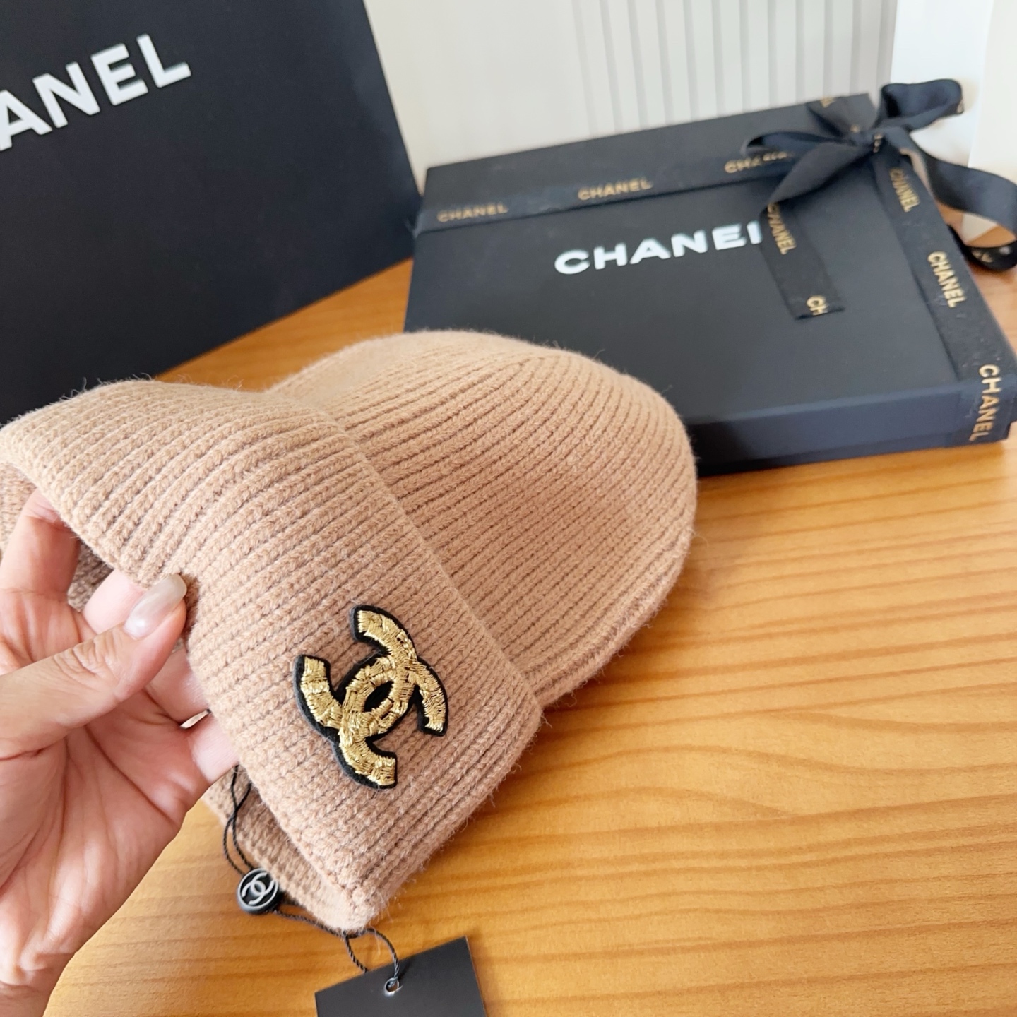Chanel官网品质香奈儿秋冬网红时尚博主推荐款针织帽，藏着不动声色的高级感，每一处线条都透着利落大方，