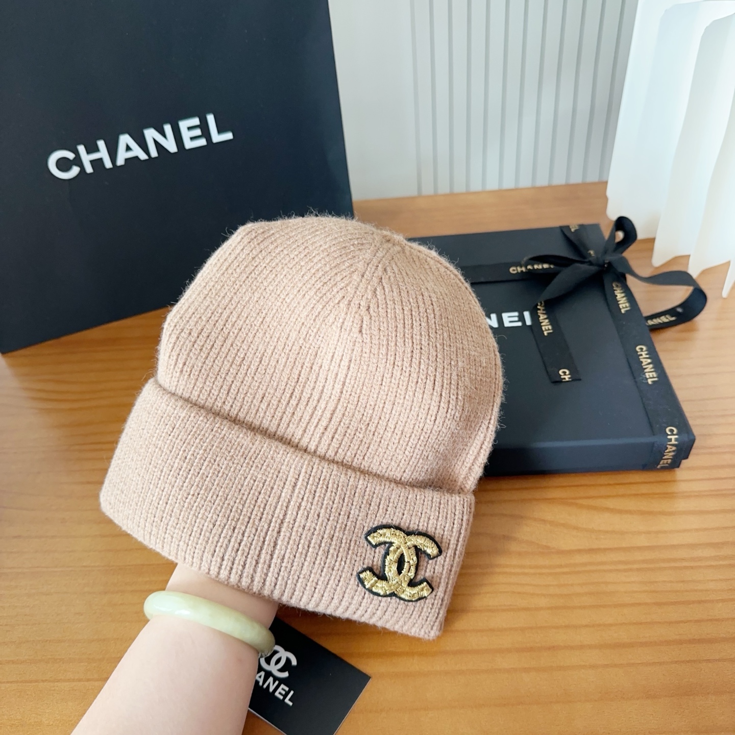 Chanel官网品质香奈儿秋冬网红时尚博主推荐款针织帽，藏着不动声色的高级感，每一处线条都透着利落大方，