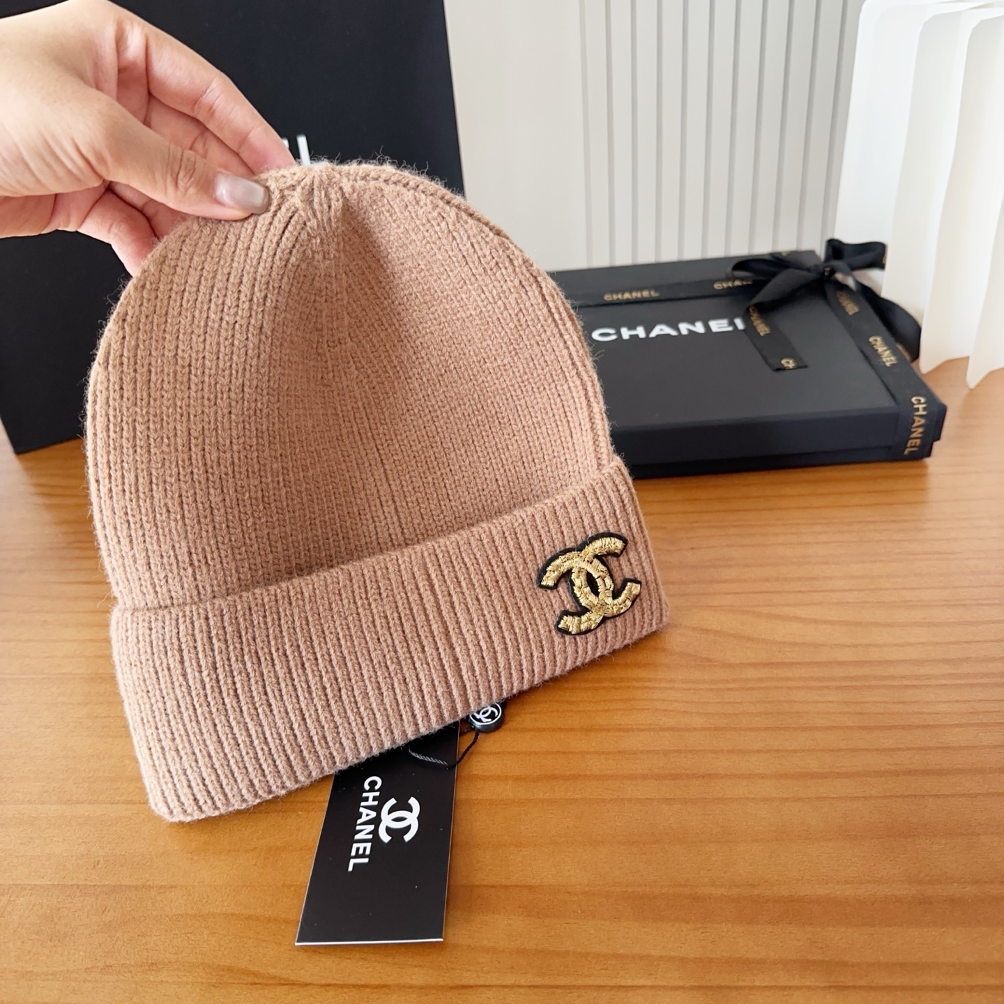 Chanel官网品质香奈儿秋冬网红时尚博主推荐款针织帽，藏着不动声色的高级感，每一处线条都透着利落大方，