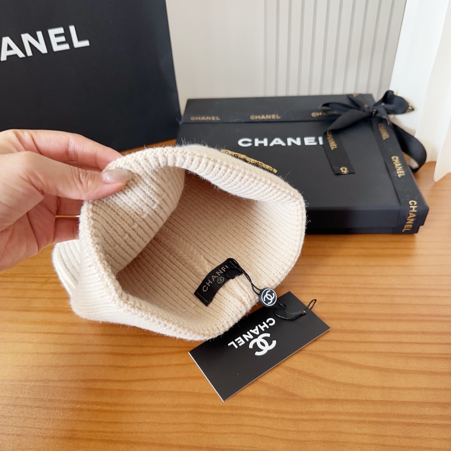 Chanel官网品质香奈儿秋冬网红时尚博主推荐款针织帽，藏着不动声色的高级感，每一处线条都透着利落大方，