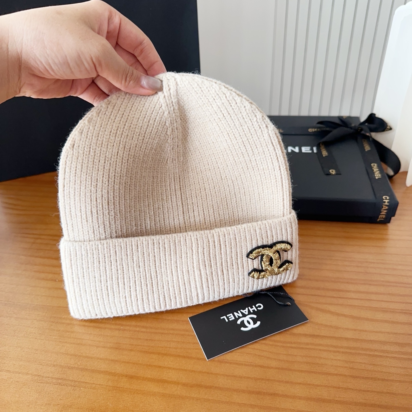 Chanel官网品质香奈儿秋冬网红时尚博主推荐款针织帽，藏着不动声色的高级感，每一处线条都透着利落大方，