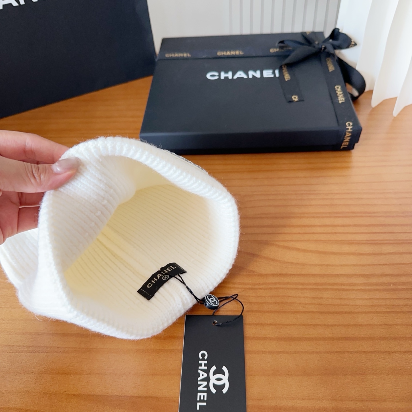 Chanel官网品质香奈儿秋冬网红时尚博主推荐款针织帽，藏着不动声色的高级感，每一处线条都透着利落大方，