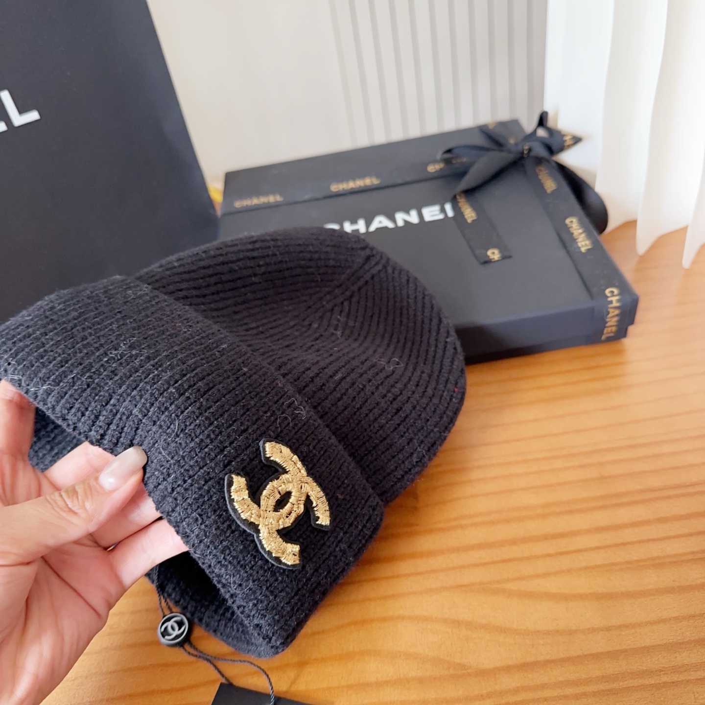 Chanel官网品质香奈儿秋冬网红时尚博主推荐款针织帽，藏着不动声色的高级感，每一处线条都透着利落大方，