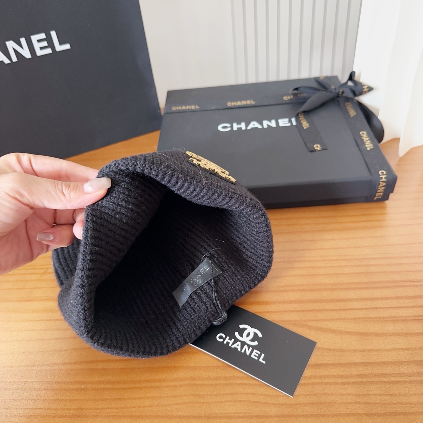 Chanel官网品质香奈儿秋冬网红时尚博主推荐款针织帽，藏着不动声色的高级感，每一处线条都透着利落大方，