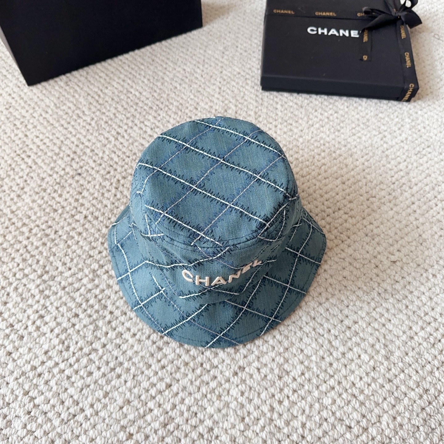 NO:755922,CHANEL Chanel's new denim blue retro style bucket hat. Take it out for holiday travel. It's beautiful. It's a second-hand style. This kind of hat is not easy to match. Ready-made hats, straw hats, bucket hats, baseball caps, hats, chanel, chanel, espadrilles, hats19860909CHANEL香奈儿新款牛仔蓝复古款式渔夫帽 节假日旅游带它出去美美哒 中古款哟.这种帽子不容易撞款 现货帽子草帽渔夫帽棒球帽,帽子,chanel,chanel,espadrilles,hats,hat
