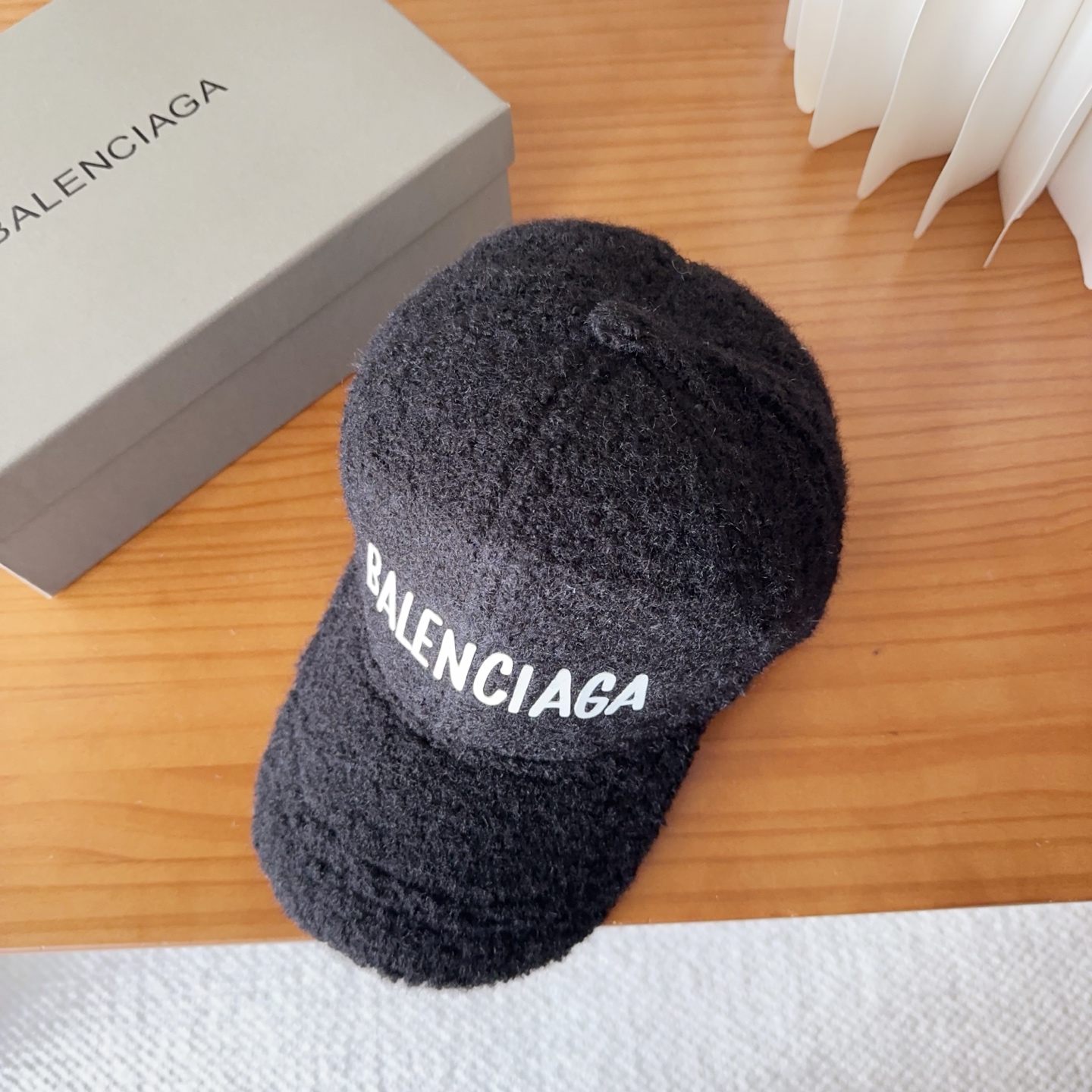 P58

巴黎世*棒球帽，经典的潮酷风，太 nice👍😍
好看的不要不要的😉巨防嗮❗️巨百搭 ❗️巨显脸小😉