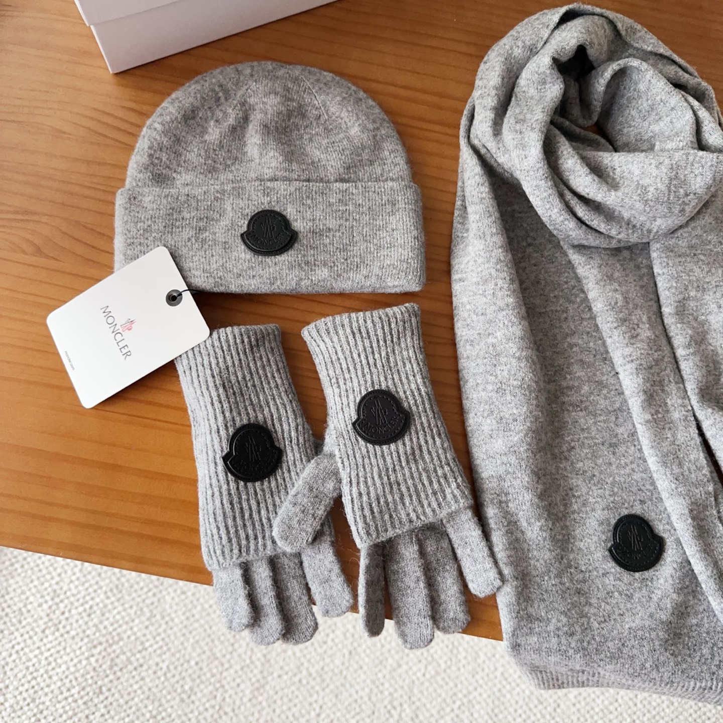 Moncler 蒙口套装秋冬款翻边羊毛针织毛线帽高品质定制！这款必定是极简主义的最爱干净，利索，时尚百搭