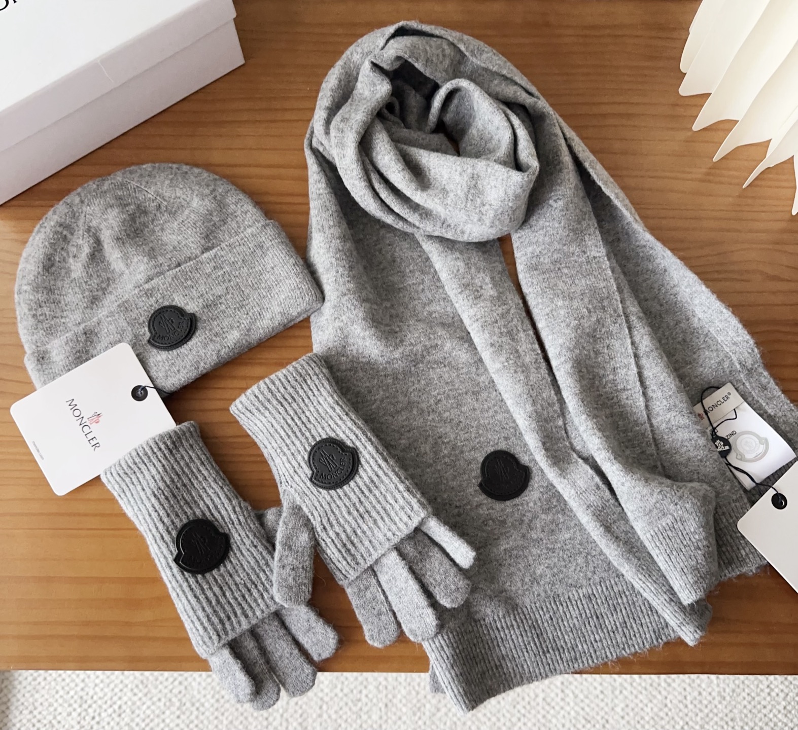 Moncler 蒙口套装秋冬款翻边羊毛针织毛线帽高品质定制！这款必定是极简主义的最爱干净，利索，时尚百搭