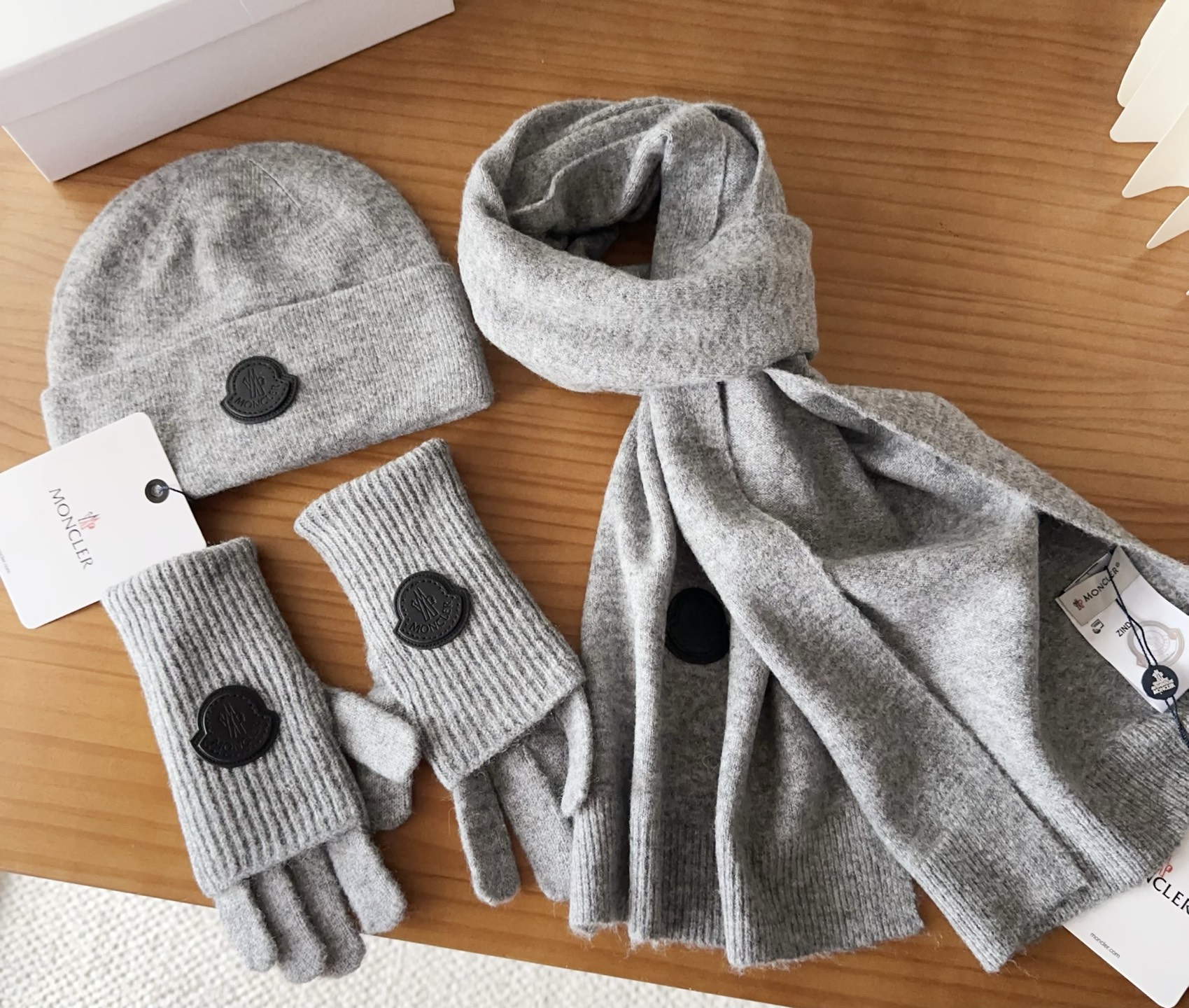 Moncler 蒙口套装秋冬款翻边羊毛针织毛线帽高品质定制！这款必定是极简主义的最爱干净，利索，时尚百搭