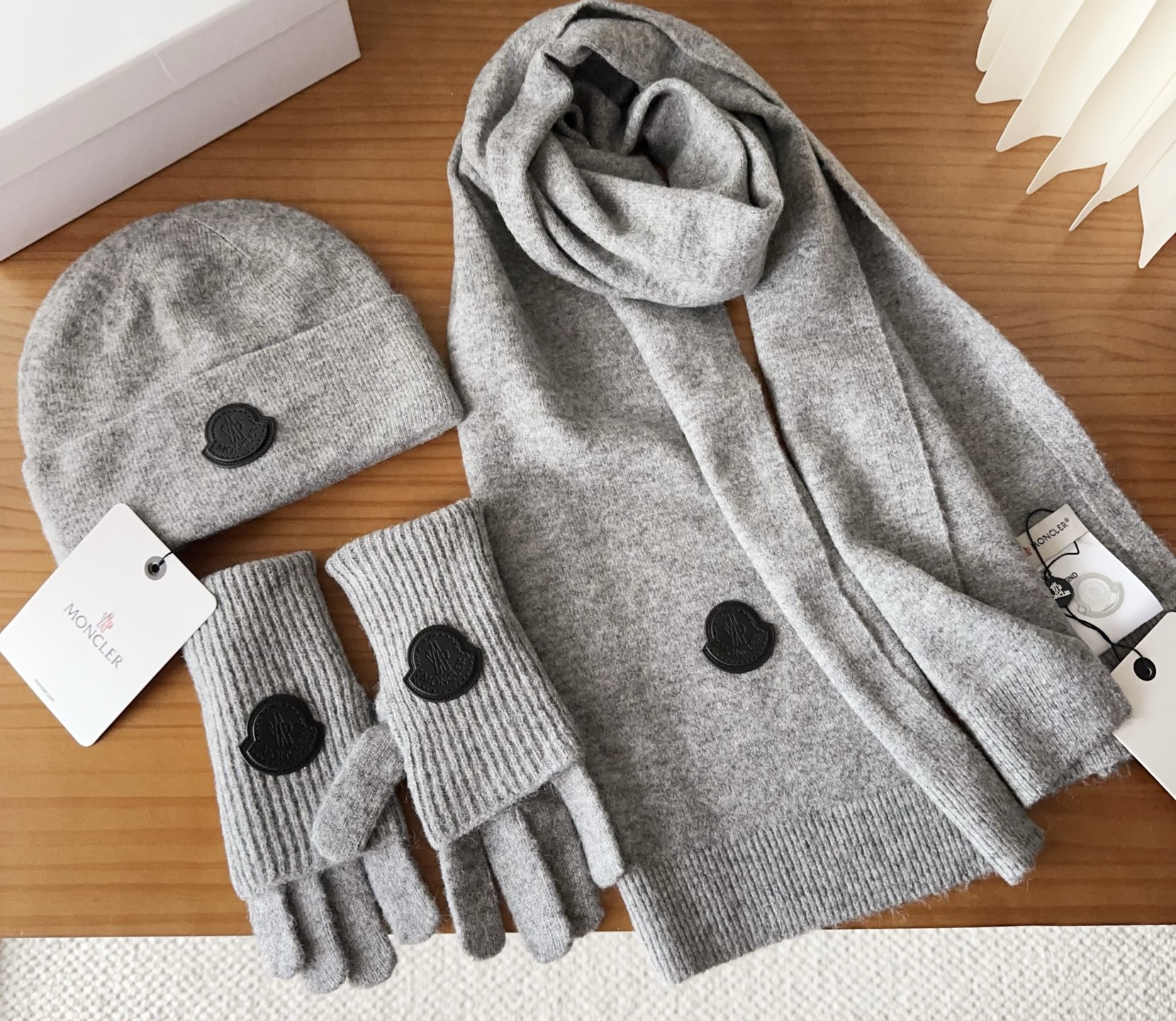 Moncler 蒙口套装秋冬款翻边羊毛针织毛线帽高品质定制！这款必定是极简主义的最爱干净，利索，时尚百搭