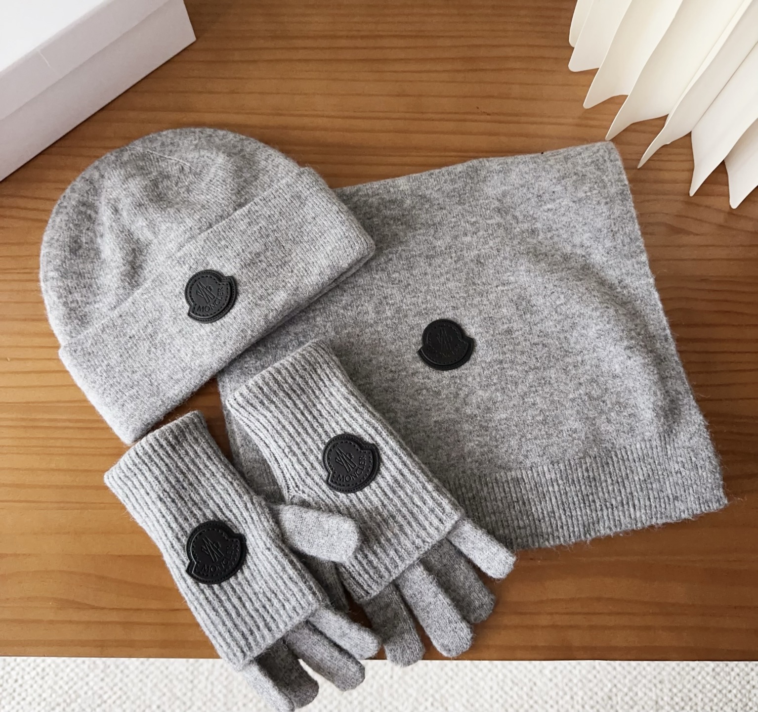 Moncler 蒙口套装秋冬款翻边羊毛针织毛线帽高品质定制！这款必定是极简主义的最爱干净，利索，时尚百搭