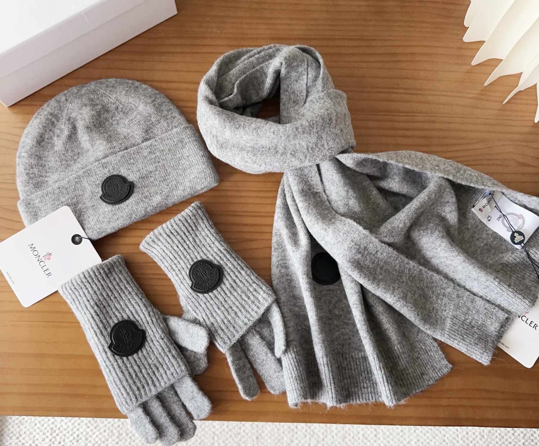 Moncler 蒙口套装秋冬款翻边羊毛针织毛线帽高品质定制！这款必定是极简主义的最爱干净，利索，时尚百搭