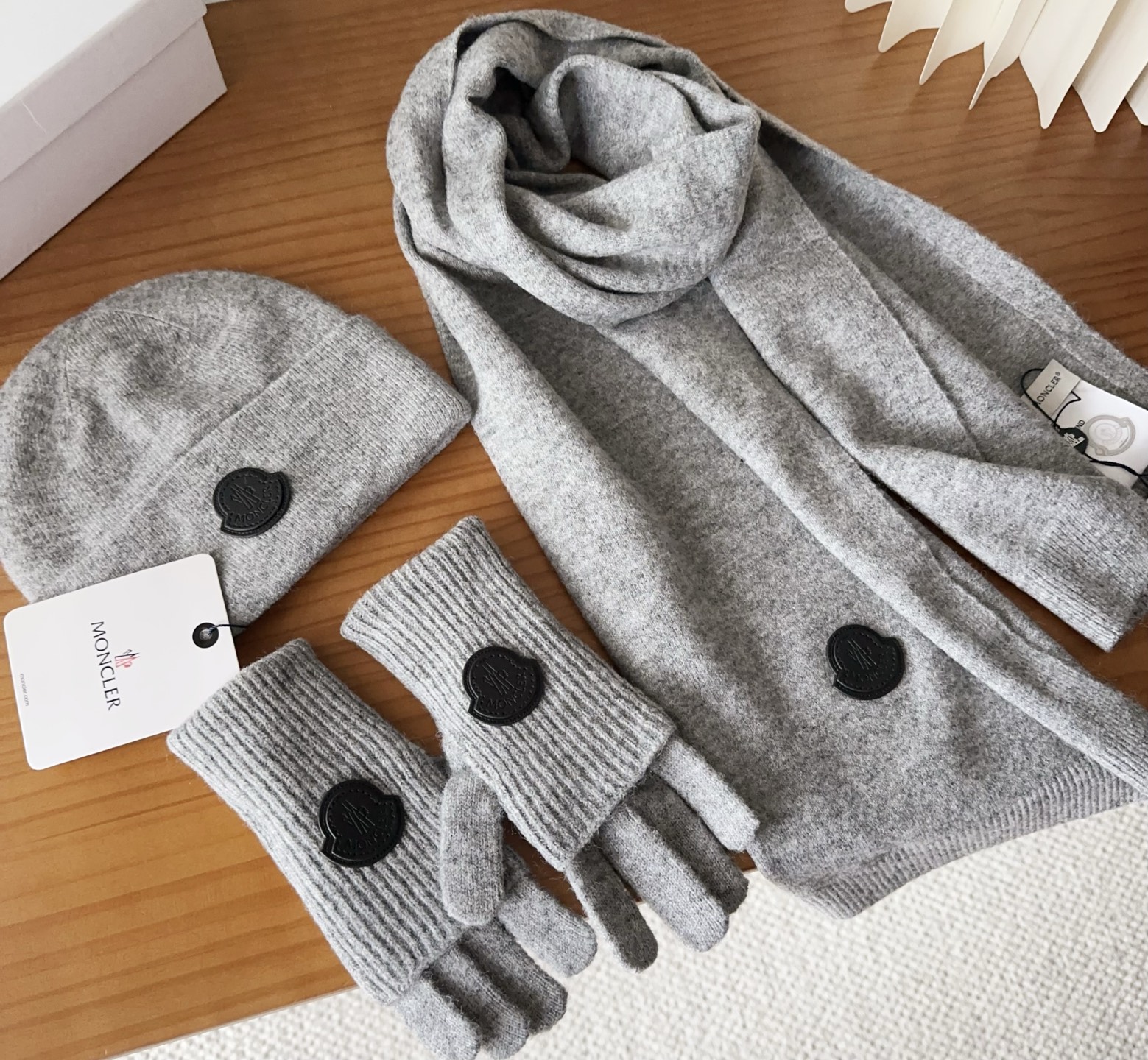 Moncler 蒙口套装秋冬款翻边羊毛针织毛线帽高品质定制！这款必定是极简主义的最爱干净，利索，时尚百搭