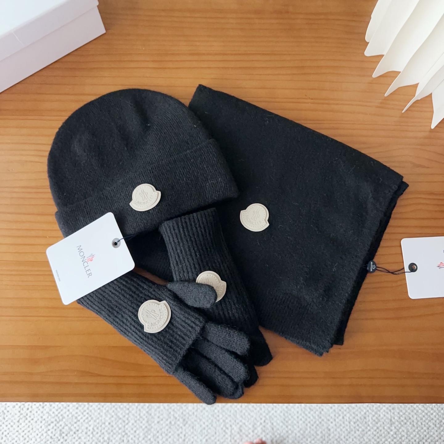 Moncler 蒙口套装秋冬款翻边羊毛针织毛线帽高品质定制！这款必定是极简主义的最爱干净，利索，时尚百搭