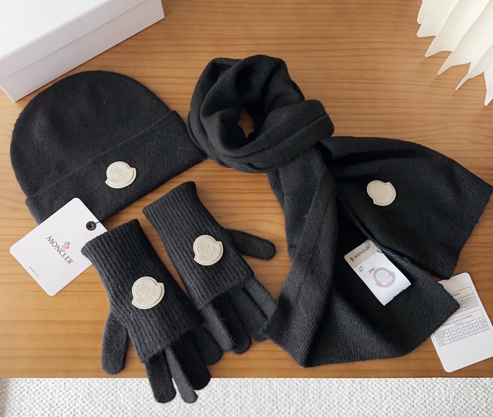 Moncler 蒙口套装秋冬款翻边羊毛针织毛线帽高品质定制！这款必定是极简主义的最爱干净，利索，时尚百搭