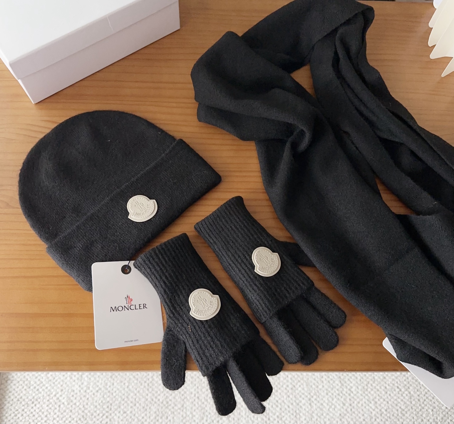 Moncler 蒙口套装秋冬款翻边羊毛针织毛线帽高品质定制！这款必定是极简主义的最爱干净，利索，时尚百搭