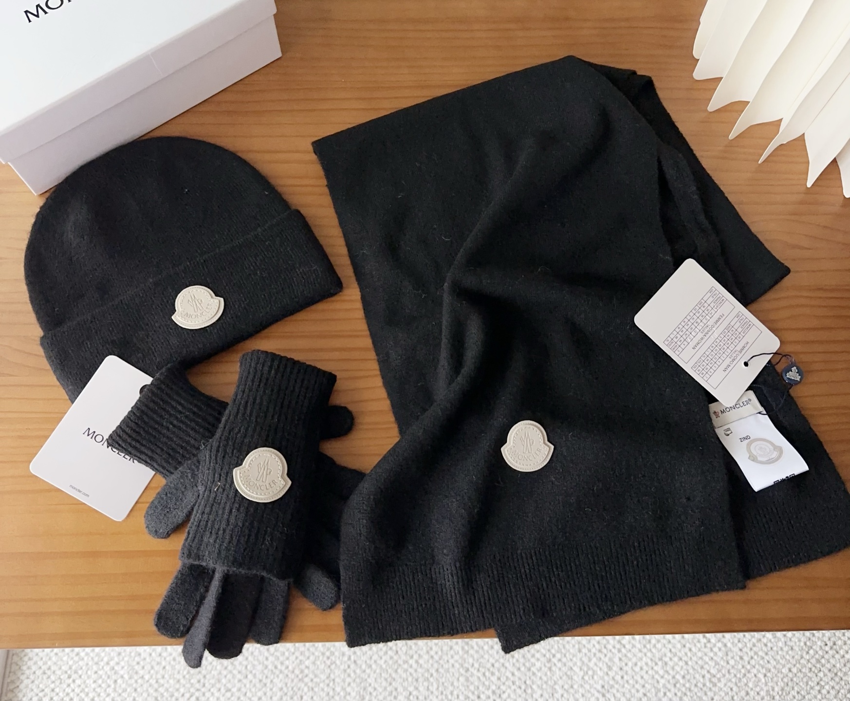 Moncler 蒙口套装秋冬款翻边羊毛针织毛线帽高品质定制！这款必定是极简主义的最爱干净，利索，时尚百搭