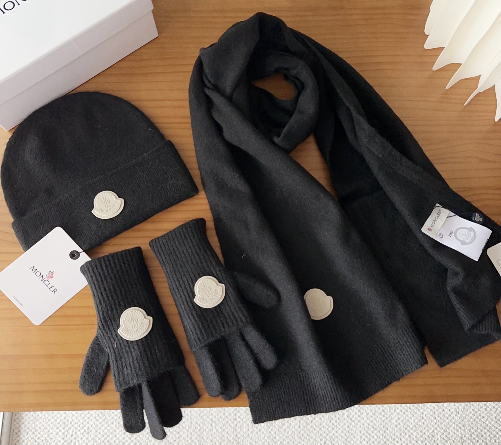 Moncler 蒙口套装秋冬款翻边羊毛针织毛线帽高品质定制！这款必定是极简主义的最爱干净，利索，时尚百搭