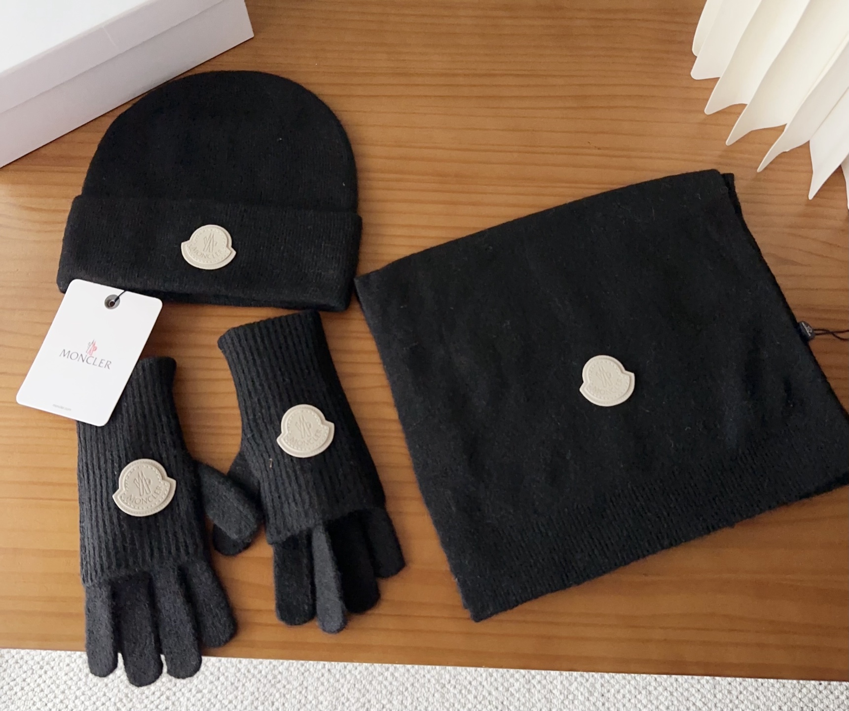 Moncler 蒙口套装秋冬款翻边羊毛针织毛线帽高品质定制！这款必定是极简主义的最爱干净，利索，时尚百搭
