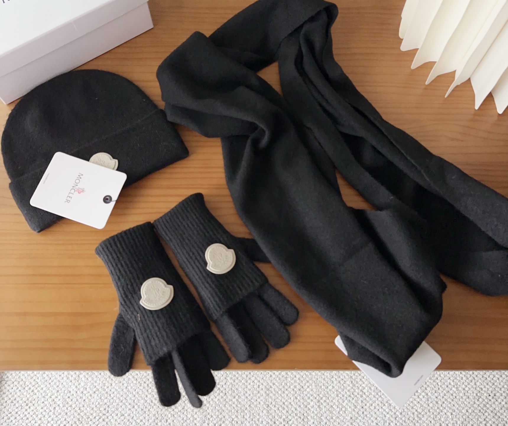 Moncler 蒙口套装秋冬款翻边羊毛针织毛线帽高品质定制！这款必定是极简主义的最爱干净，利索，时尚百搭