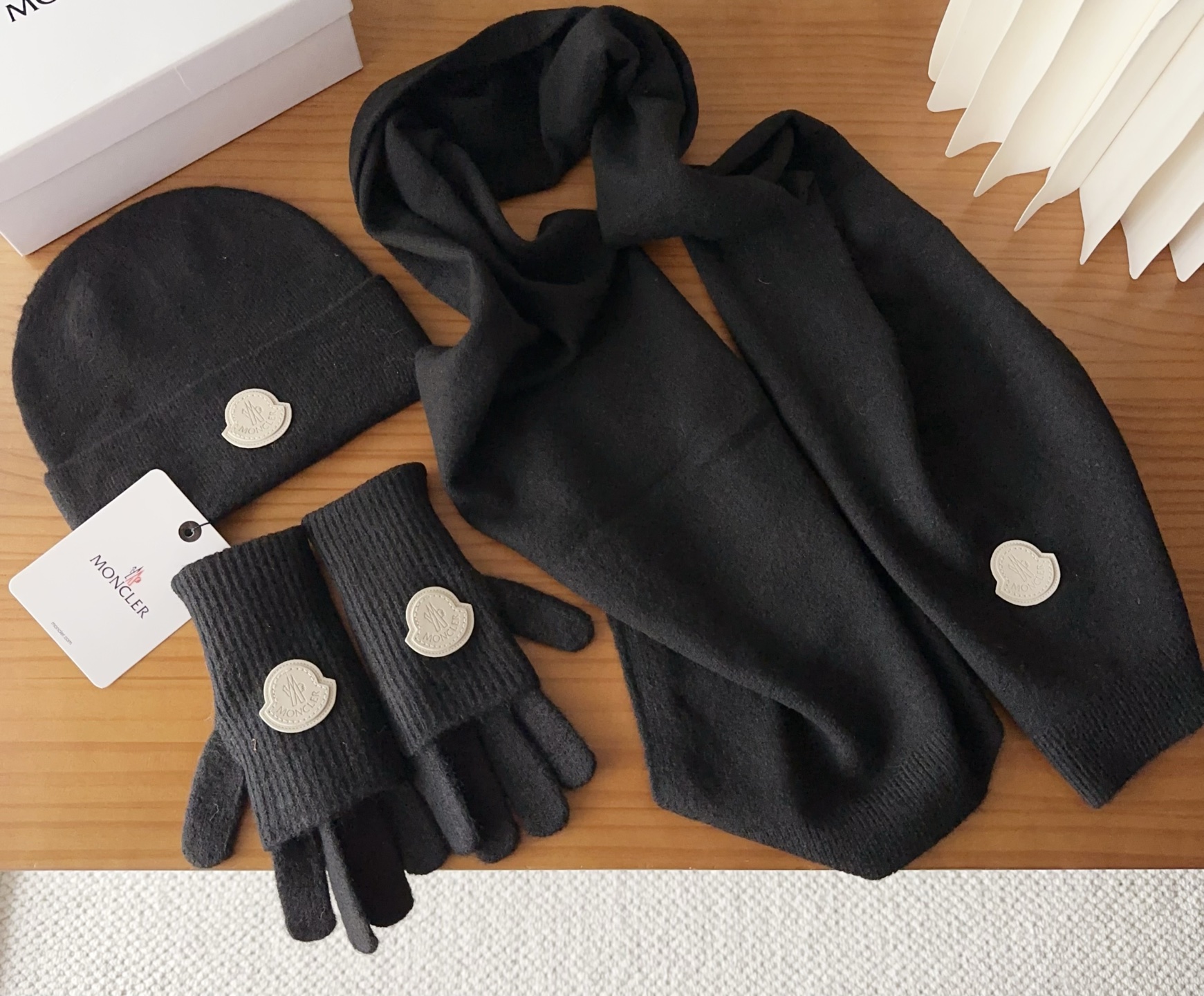 Moncler 蒙口套装秋冬款翻边羊毛针织毛线帽高品质定制！这款必定是极简主义的最爱干净，利索，时尚百搭