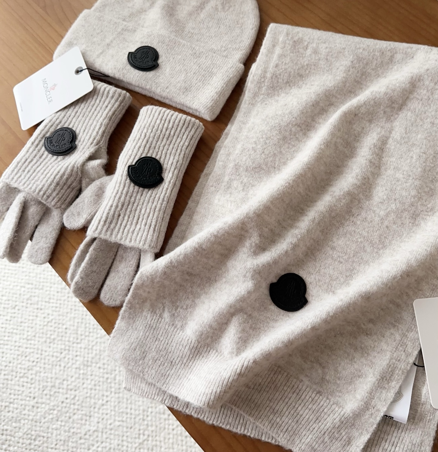 Moncler 蒙口套装秋冬款翻边羊毛针织毛线帽高品质定制！这款必定是极简主义的最爱干净，利索，时尚百搭