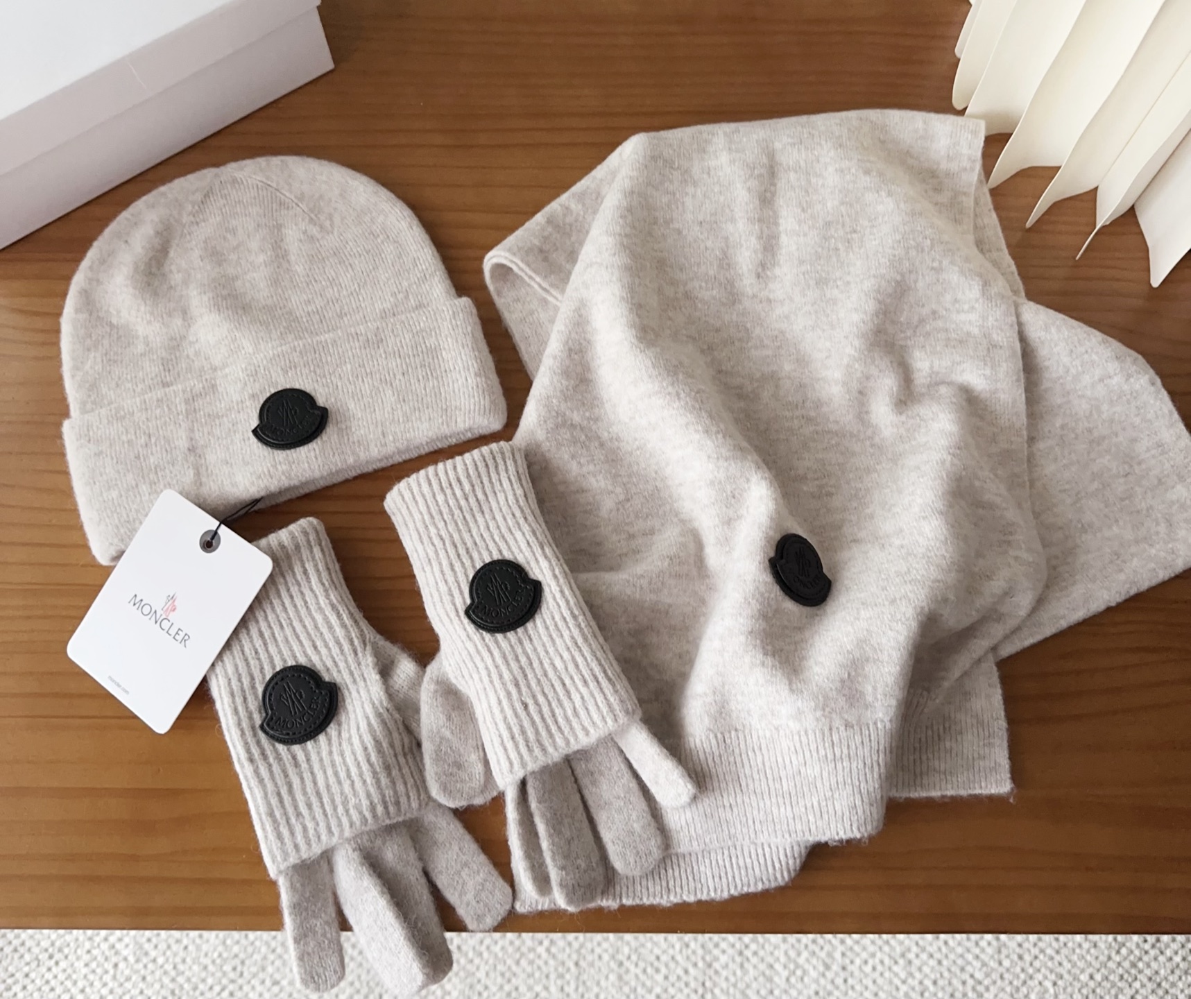 Moncler 蒙口套装秋冬款翻边羊毛针织毛线帽高品质定制！这款必定是极简主义的最爱干净，利索，时尚百搭